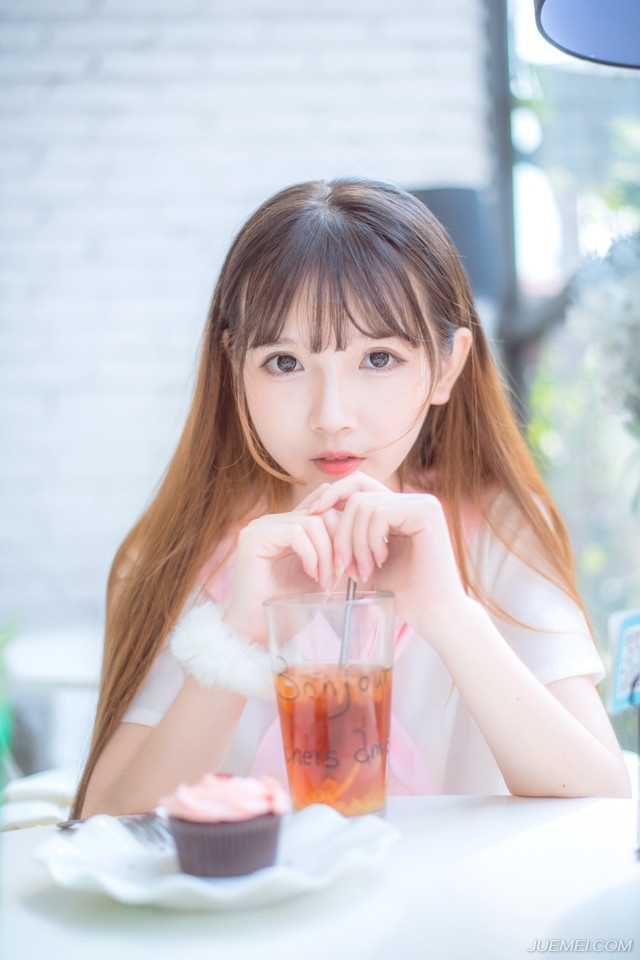 “找死！”没来得及看清对方是什么人，手中的战刀凭着感觉劈出去，却被一把小巧的匕首一格随后一挑，在虎卫统领愕然的目光中，势大力沉的战刀就这么被对方挑开了，紧跟着一张精巧的袖弩出现在视线中，当然，还有一支纤细的手臂。